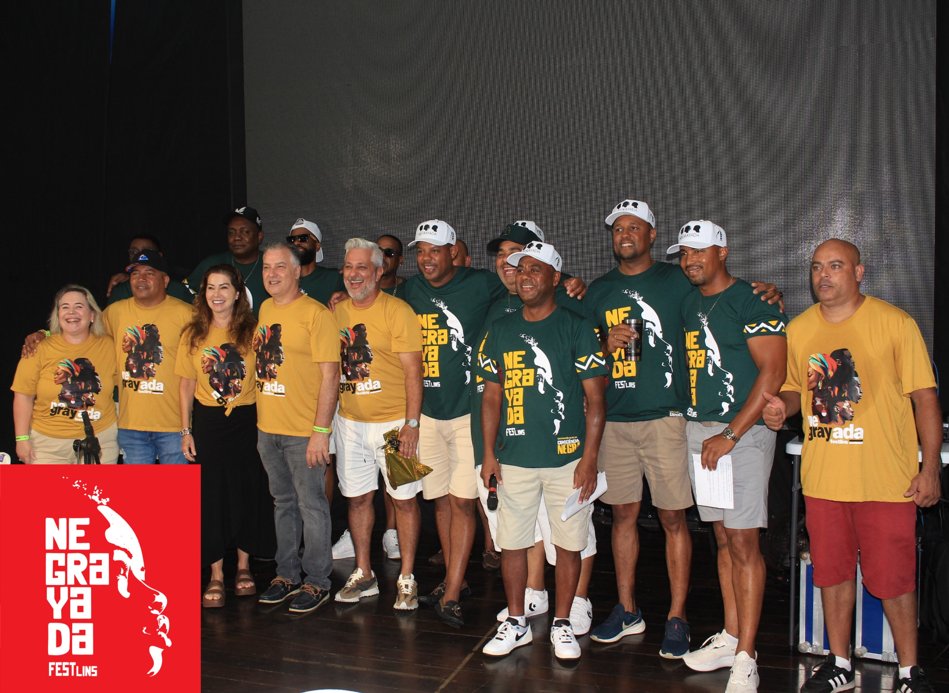 Integrantes da Associação Negrayada de Lins
